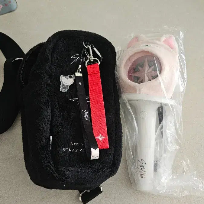 [BUNJANG] Stray Kids Official Lightstick Ver.2 + Foxxy Niki Cover + Strap + Bag Bundle Set / 스키즈 응원봉2+폭시니커버+스트랩+응원봉가방(공식) 양도