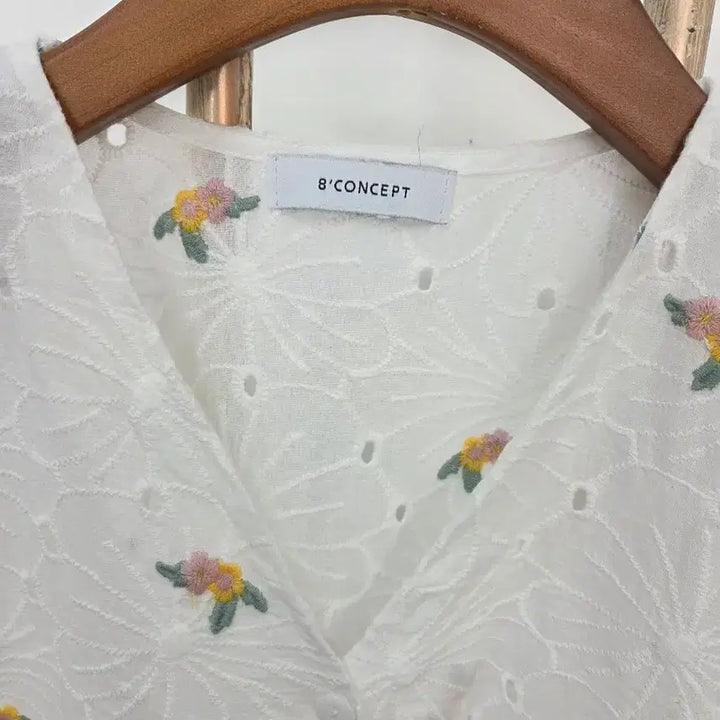[SOLD OUT] 에잇컨셉 펀칭 자수 블라우스