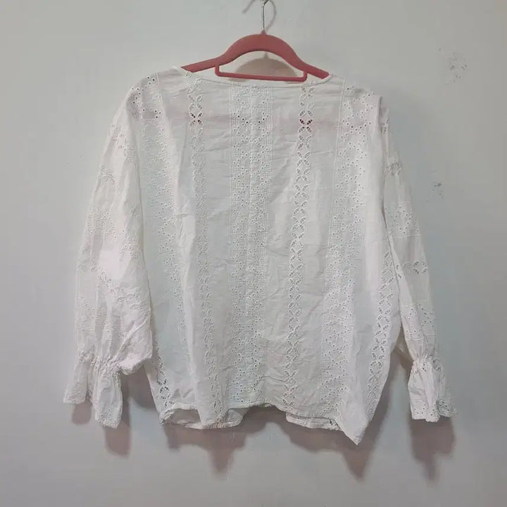 [BUNJANG] Punch Lace V-Neck Blouse White / 펀칭 레이스 브이넥 블라우스 화이트
