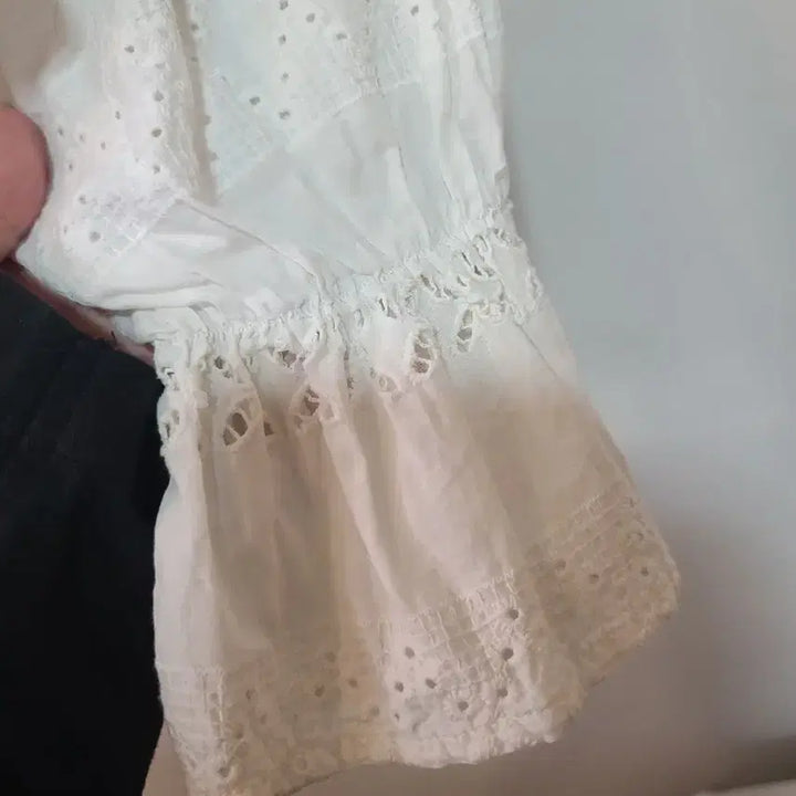 [BUNJANG] Punch Lace V-Neck Blouse White / 펀칭 레이스 브이넥 블라우스 화이트