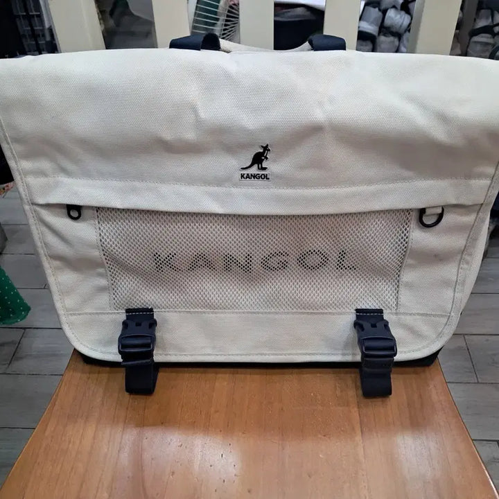 [BUNJANG] Kangol Messenger Bag Ivory / 캉골 메신저백 아이보리