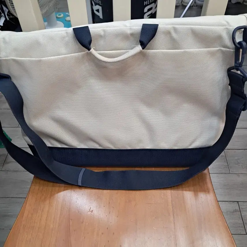 [BUNJANG] Kangol Messenger Bag Ivory / 캉골 메신저백 아이보리