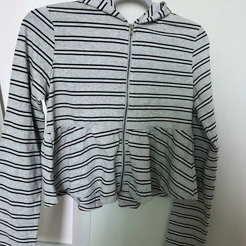 [BUNJANG] Black Up Betty Stripe Frill Hooded Zip-Up (Gray) / 블랙업 베티 스트라이프 프릴 후드집업그레이 새상품