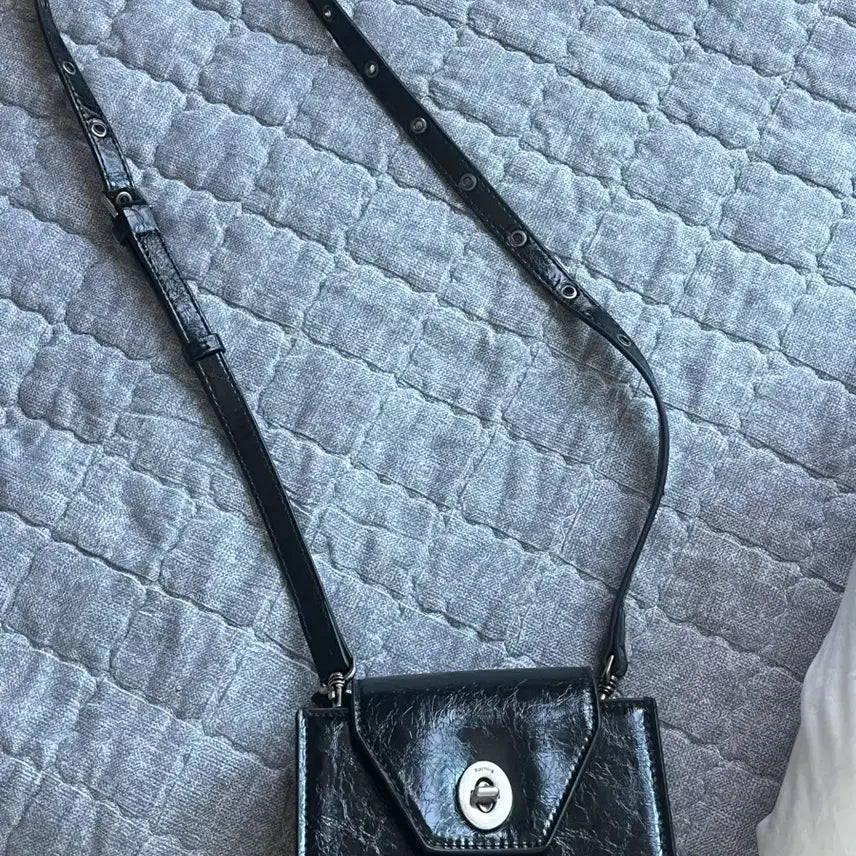 [BUNJANG] Kishning Travel Mini Crossbody Bag / 키시닝 트래블 미니 크로스백
