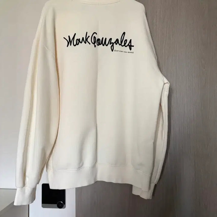 [BUNJANG] Mark Gonzales x Whosbag Ivory Sweatshirt / 마크 곤잘레스 와릿이즌 아이보리 맨투맨