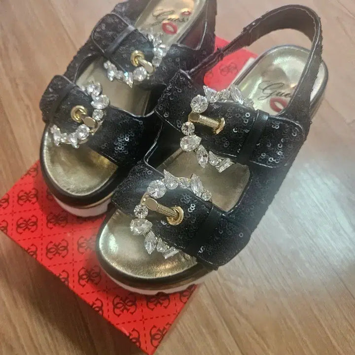 [BUNJANG] Guess Black Jewel Embellished Sandals - Size 230 / 게스 슈콤마보니 오즈세컨 럭키슈에뜨 듀엘 시스템