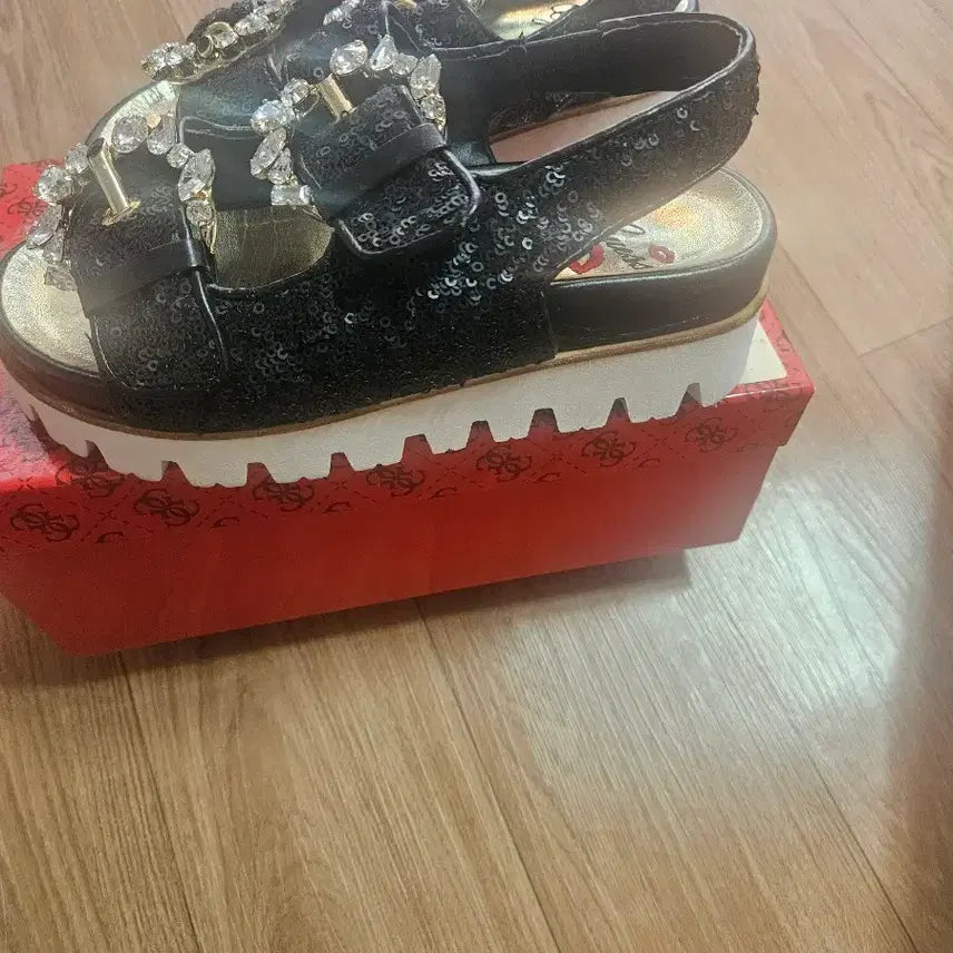 [BUNJANG] Guess Black Jewel Embellished Sandals - Size 230 / 게스 슈콤마보니 오즈세컨 럭키슈에뜨 듀엘 시스템