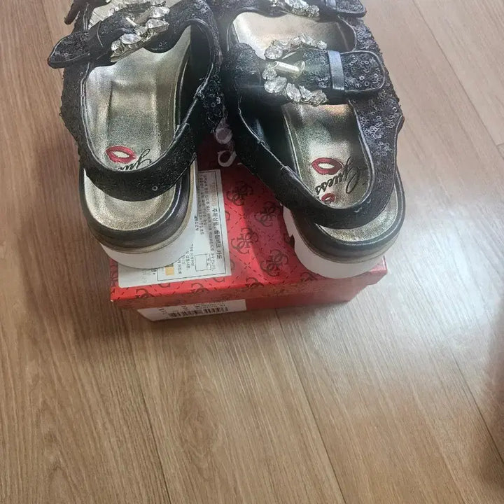 [BUNJANG] Guess Black Jewel Embellished Sandals - Size 230 / 게스 슈콤마보니 오즈세컨 럭키슈에뜨 듀엘 시스템