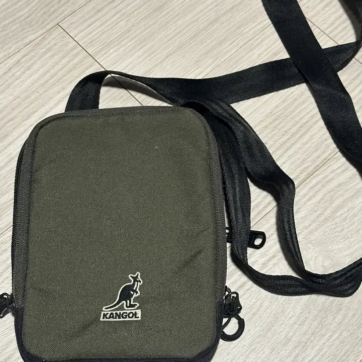 [BUNJANG] Kangol Mini Travel Crossbody Bag / 캉골 미니 여행용 크로스백