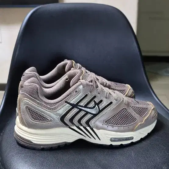 [BUNJANG] Nike Brown Tone Sneakers (240) / 나이키 운동화 브라운톤 240