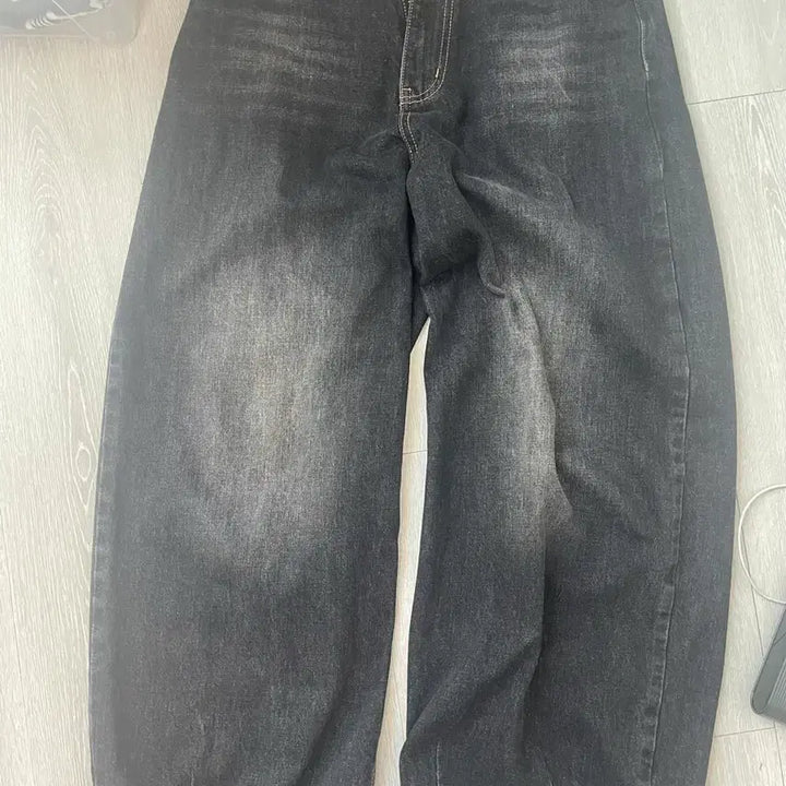 [BUNJANG] Intempomood Lazy Boy Balloon Fit Denim Washed Black / 인템포무드 레이지보이 벌룬 핏 데님_워시블랙