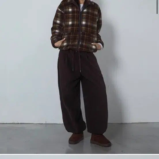 [BUNJANG] Chicks Fleece Side Pintuck Balloon Jogger Pants - Dark Brown / 칙스 플리스 사이드 핀턱 벌룬 조거 팬츠 다크브라운