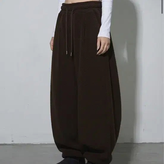 [BUNJANG] Chicks Fleece Side Pintuck Balloon Jogger Pants - Dark Brown / 칙스 플리스 사이드 핀턱 벌룬 조거 팬츠 다크브라운