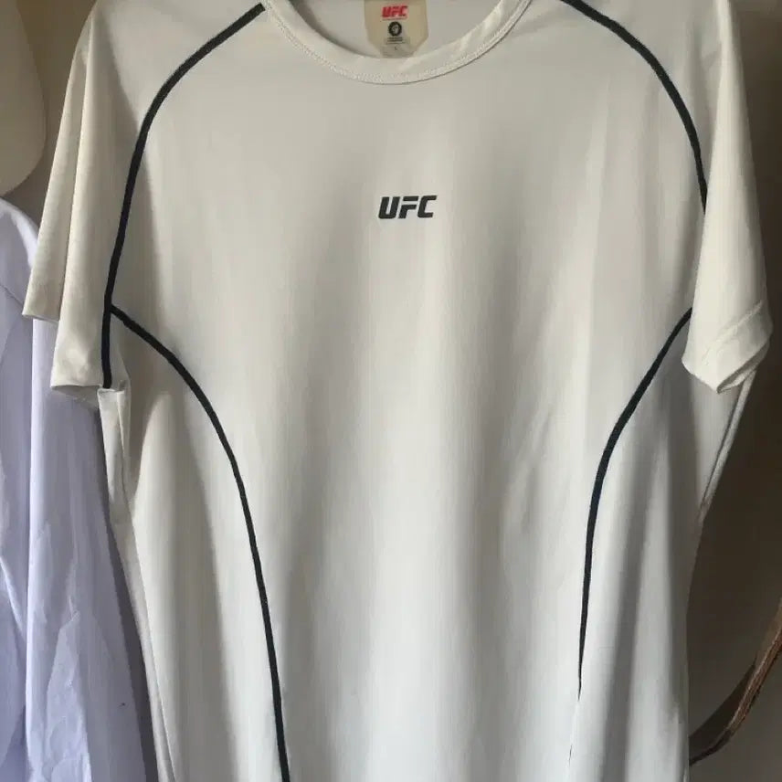 [BUNJANG] UFC Blaze Muscle Fit Short Sleeve T-Shirt / UFC 블레이즈 머슬핏 반팔 티셔츠 판매합니다.