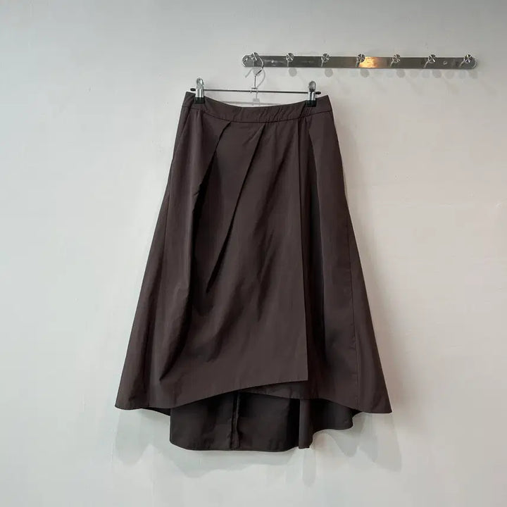 [BUNJANG] Brown Pintuck Unbalanced Flare Skirt / 브라운 핀턱 플레어 스커트