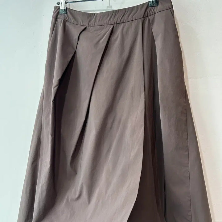 [BUNJANG] Brown Pintuck Unbalanced Flare Skirt / 브라운 핀턱 플레어 스커트