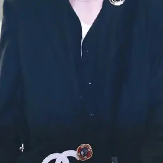 [BUNJANG] BTS V Chanel Badge Brooch / V BTS 뷔 샤넬 뱃지 브로치