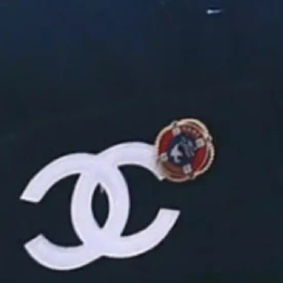 [BUNJANG] BTS V Chanel Badge Brooch / V BTS 뷔 샤넬 뱃지 브로치