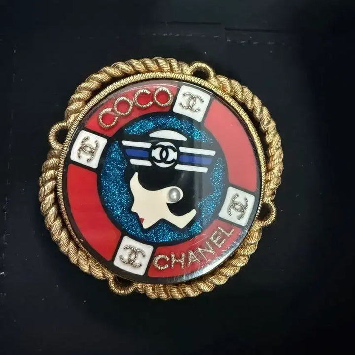 [BUNJANG] BTS V Chanel Badge Brooch / V BTS 뷔 샤넬 뱃지 브로치