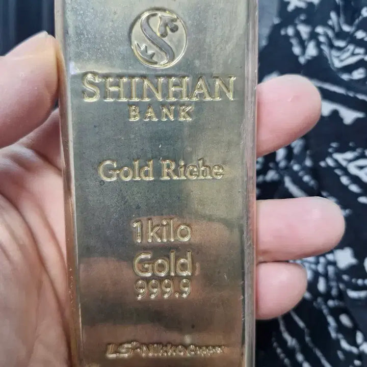 [BUNJANG] Shinhan Bank 1kg Gold Bar Replica (Brass) / 신한은행 골드바 1kg 999.9 마크의 견양(적동구리로 만든 가짜금)
