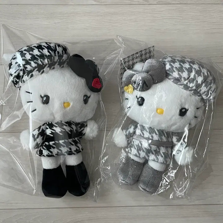 [BUNJANG] Sanrio Hello Kitty 51st Anniversary Monokuro Houndstooth Mascot Doll Keyring / 헬로키티 51주년 모노쿠로 하운드투스 마스코트 인형 키링 - 키티, 미미
