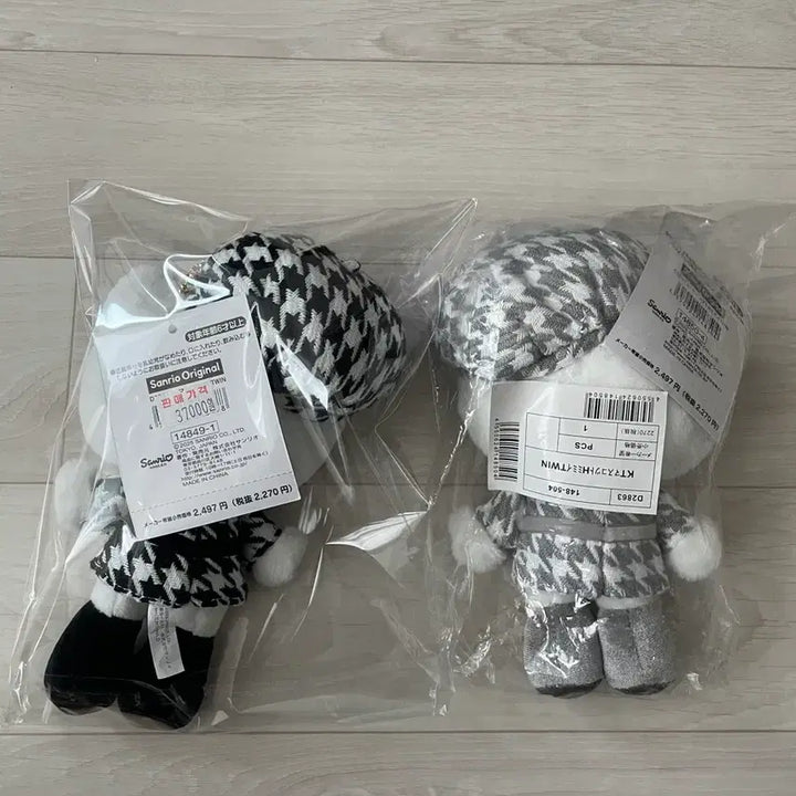 [BUNJANG] Sanrio Hello Kitty 51st Anniversary Monokuro Houndstooth Mascot Doll Keyring / 헬로키티 51주년 모노쿠로 하운드투스 마스코트 인형 키링 - 키티, 미미