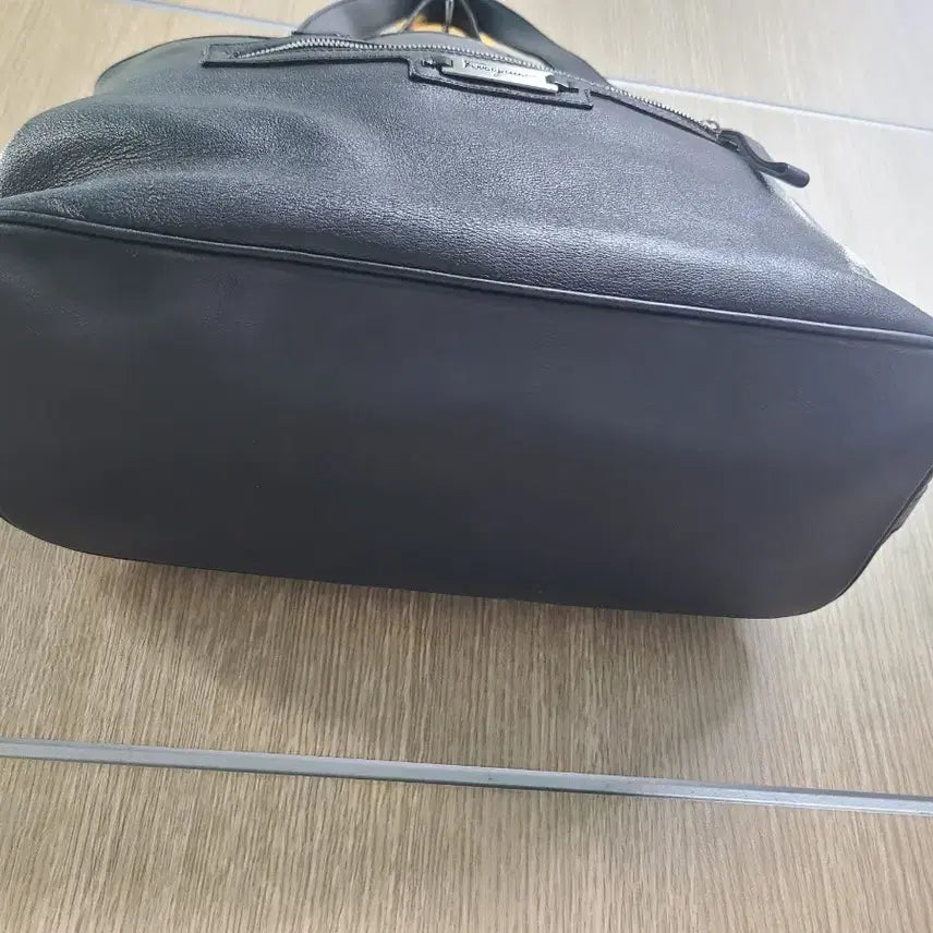 [BUNJANG] Salvatore Ferragamo Black Leather Tote Bag / 페라가모 블랙 레더 토트백