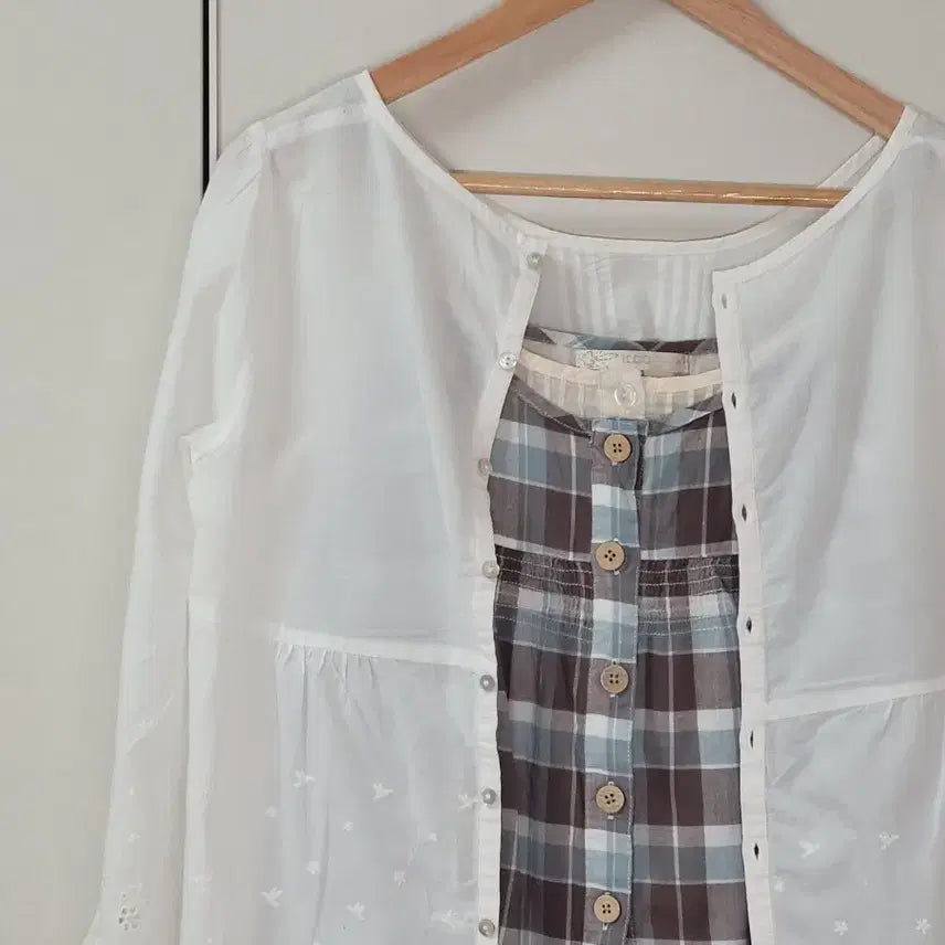 [BUNJANG] Earth Music &amp; Ecology Pintuck Button Cardigan Blouse / 어스뮤직earthmusic 핀턱단추자수블라우스가디건빈티지모리걸카라하나마루