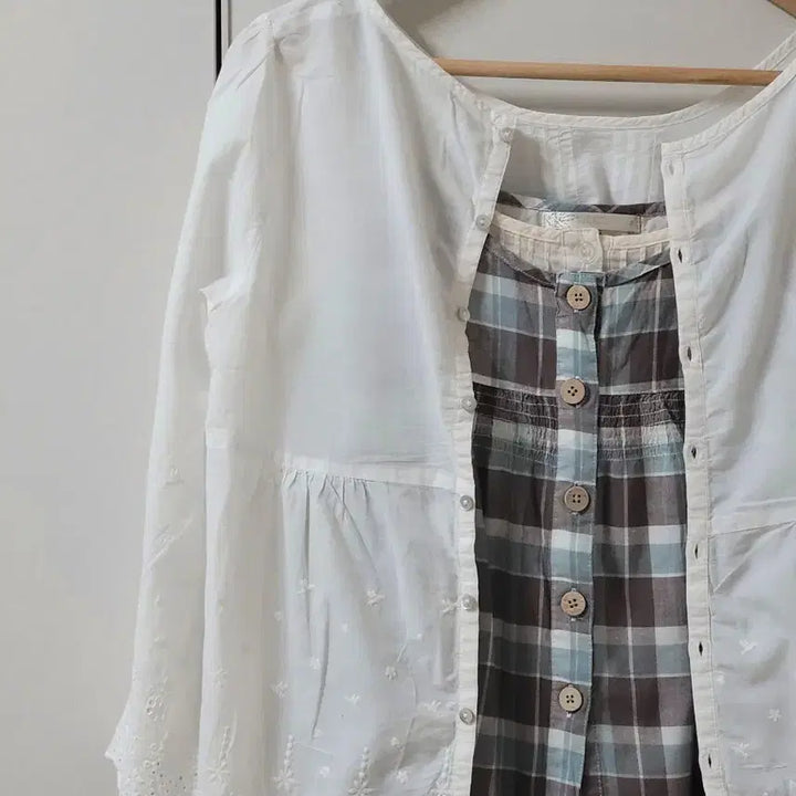 [BUNJANG] Earth Music &amp; Ecology Pintuck Button Cardigan Blouse / 어스뮤직earthmusic 핀턱단추자수블라우스가디건빈티지모리걸카라하나마루