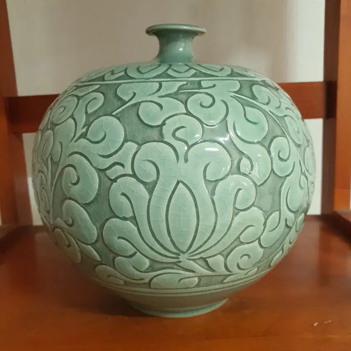 [BUNJANG] Celadon Vase with Lotus Scroll Motif / 당초문 청자