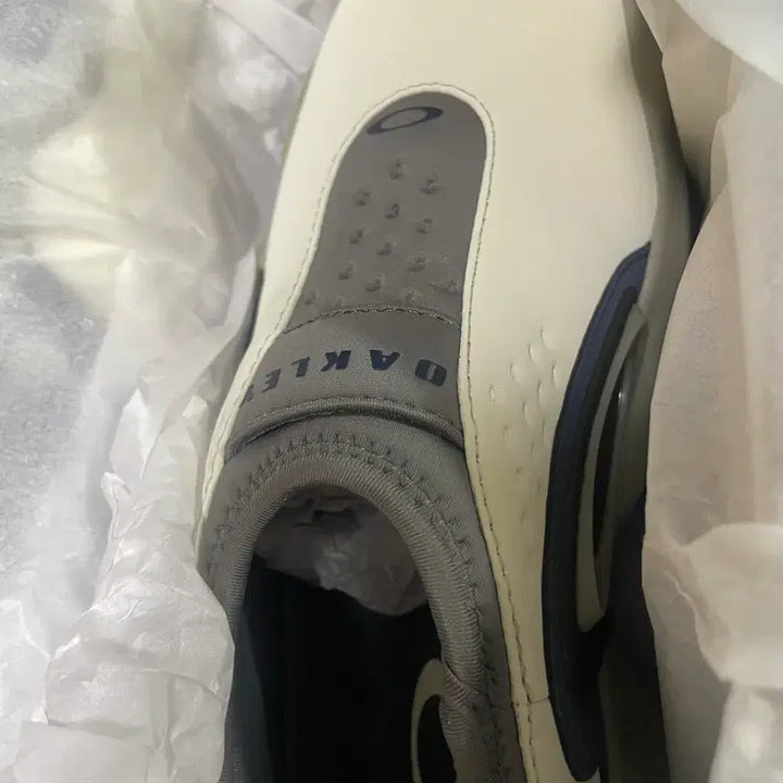 [BUNJANG] Oakley Edge Icon Cream Navy Shoes / 오클리 엣지 아이콘 크림 네이비 새상품