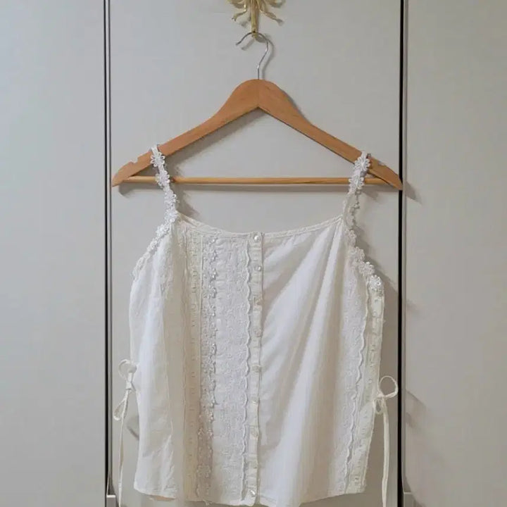 [BUNJANG] Vintage Mori Girl Crochet Lace Embroidered Patch Cami Blouse / 빈티지모리걸 크로셰레이스자수패치끈나시블라우스 마루봉지스즈코카메카라하나