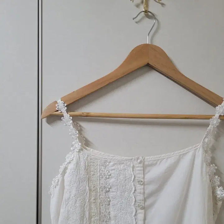 [BUNJANG] Vintage Mori Girl Crochet Lace Embroidered Patch Cami Blouse / 빈티지모리걸 크로셰레이스자수패치끈나시블라우스 마루봉지스즈코카메카라하나