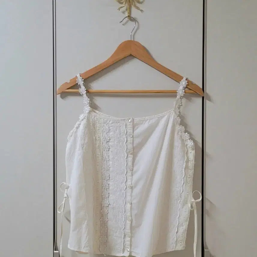 [BUNJANG] Vintage Mori Girl Crochet Lace Embroidered Patch Cami Blouse / 빈티지모리걸 크로셰레이스자수패치끈나시블라우스 마루봉지스즈코카메카라하나