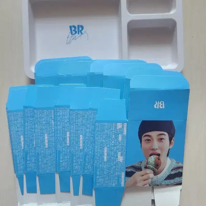 [BUNJANG] Byun Woo-seok Baskin Robbins Signed Tray Macaron Box Photocard Set / 변우석 배스킨라빈스 사인트레이,마카롱박스10장
