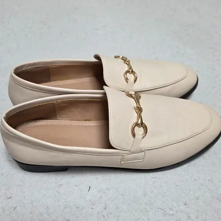 [BUNJANG] Ivory Gold Trim Loafers / 245)아이보리 금장 장식 로퍼