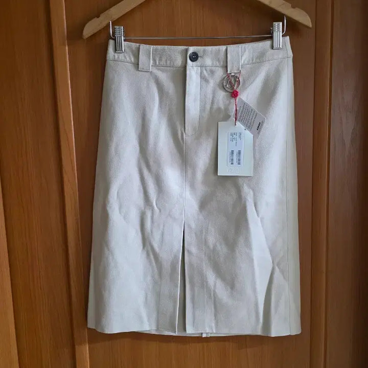 [BUNJANG] Kirsh Front Slit Cream Skirt (M) / (새상품) 무신사  KIRSH 앞트임 크림 스커트(M)