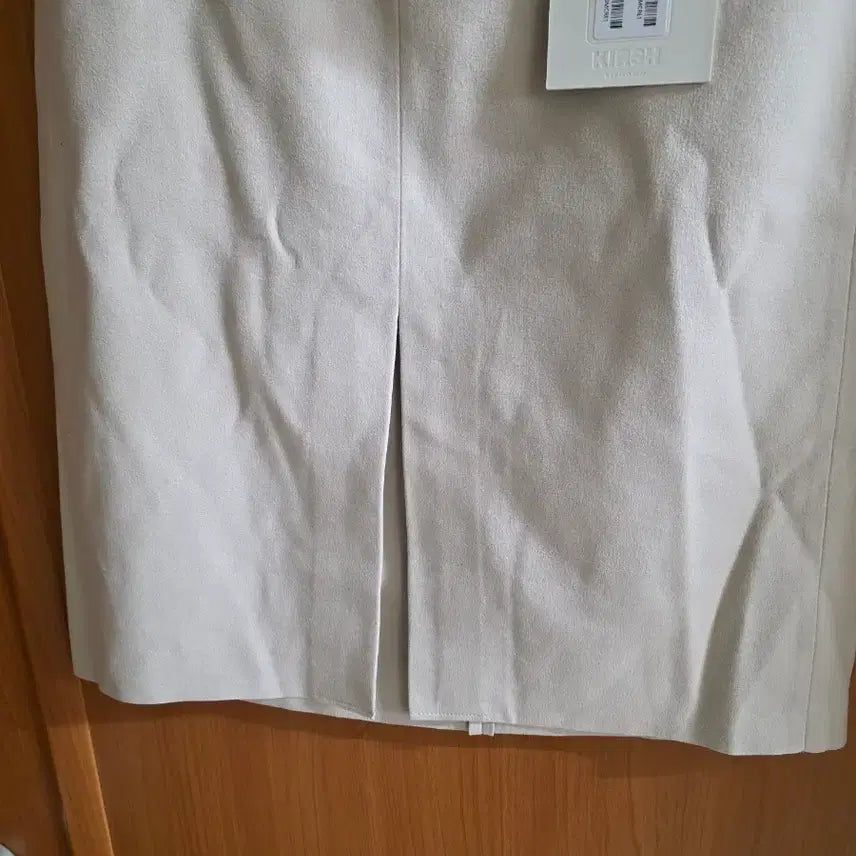 [BUNJANG] Kirsh Front Slit Cream Skirt (M) / (새상품) 무신사  KIRSH 앞트임 크림 스커트(M)