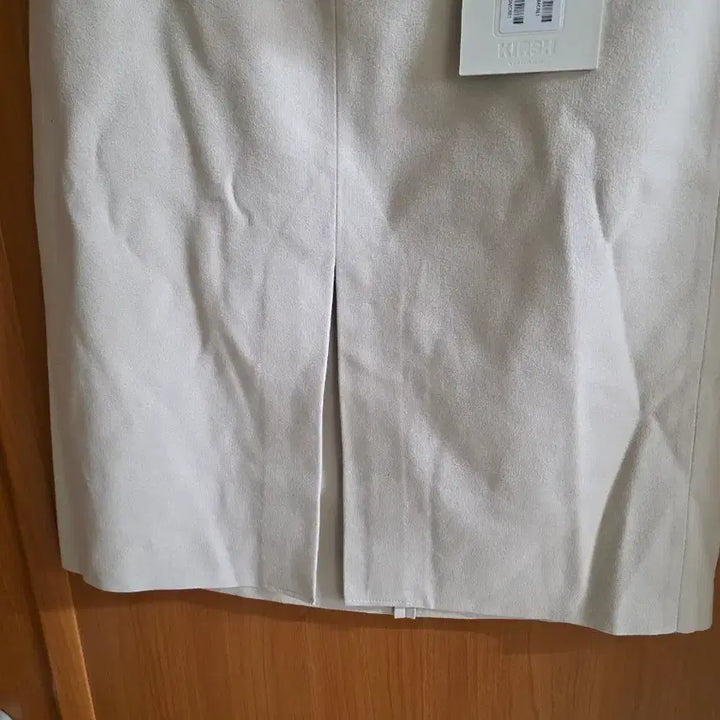 [BUNJANG] Kirsh Front Slit Cream Skirt (M) / (새상품) 무신사  KIRSH 앞트임 크림 스커트(M)