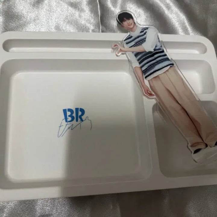 [BUNJANG] Byun Woo-seok Baskin Robbins Tray &amp; Acrylic Mini Standee Set / 변우석 베스킨라빈스 트레이&amp;아크릴미니등신대