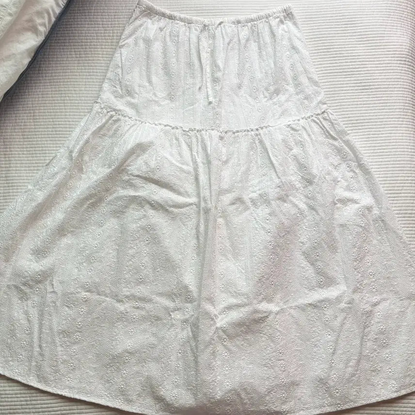 [BUNJANG] Brandy Melville Flower Embroidered Long Skirt / [새 상품] 브랜디 멜빌 플라워 자수 롱스커트