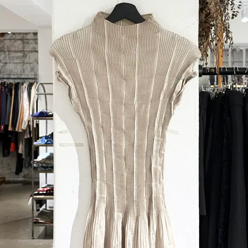 [BUNJANG] Speccio Pleats Beige Half Long Dress / 스피치오 플리츠 베이지 하프 롱 원피스