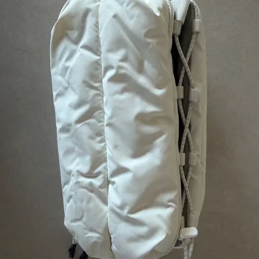 [BUNJANG] Topologie White Bottle Bag / Topologie 토폴로지 화이트 보틀백