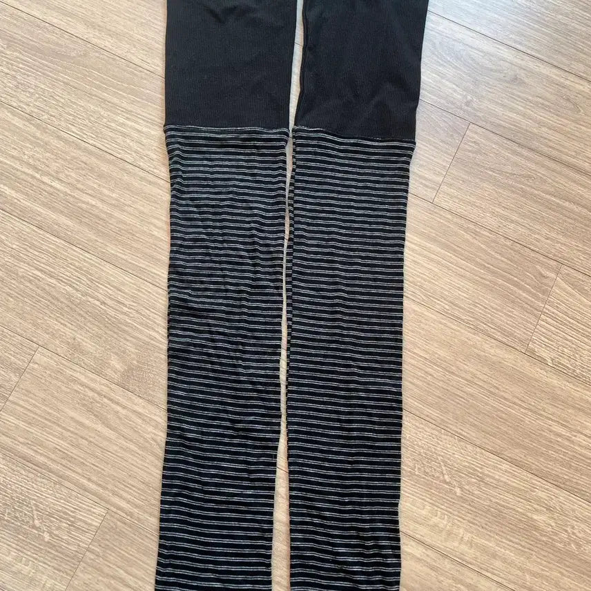 [BUNJANG] e.e.s.s.a.y Striped Leg Warmers / e.e.s.s.a.y 에세이 레그워머 STRIPED LEG WARMERS