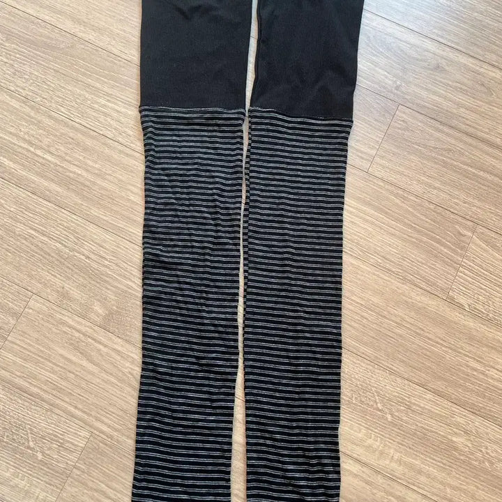 [BUNJANG] e.e.s.s.a.y Striped Leg Warmers / e.e.s.s.a.y 에세이 레그워머 STRIPED LEG WARMERS