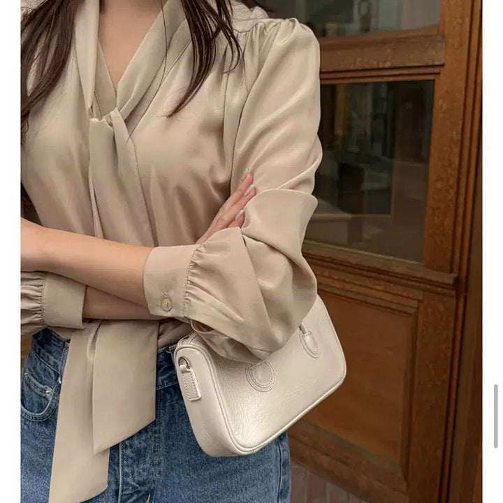 [BUNJANG] Ribbon Blouse Beige Date Look / 리본 블라우스 베이지 데이트룩