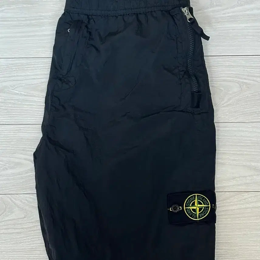 [SOLD OUT] 스톤아일랜드 나일론메탈 에코닐 버뮤다 팬츠 24ss 블랙
