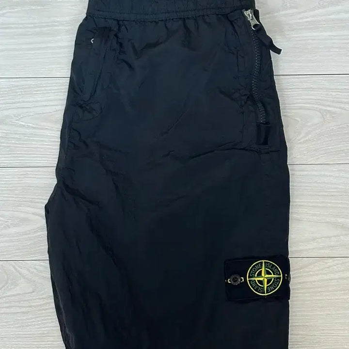 [SOLD OUT] 스톤아일랜드 나일론메탈 에코닐 버뮤다 팬츠 24ss 블랙