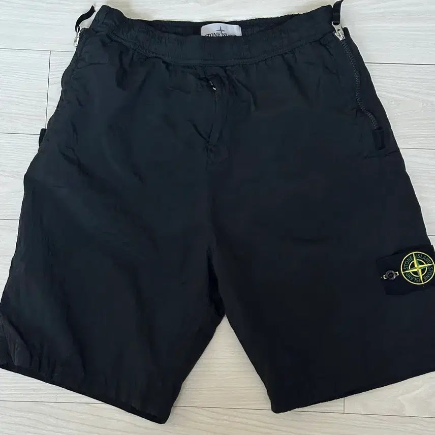 [SOLD OUT] 스톤아일랜드 나일론메탈 에코닐 버뮤다 팬츠 24ss 블랙