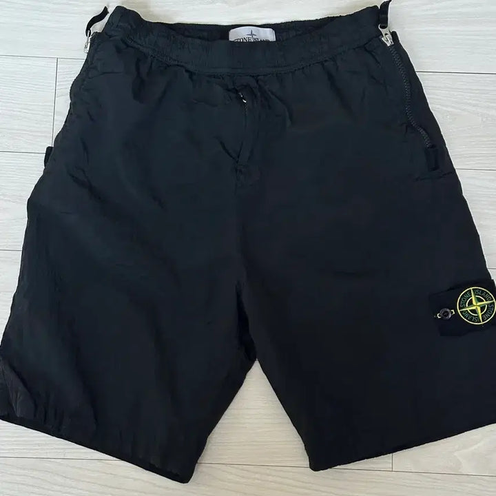 [SOLD OUT] 스톤아일랜드 나일론메탈 에코닐 버뮤다 팬츠 24ss 블랙